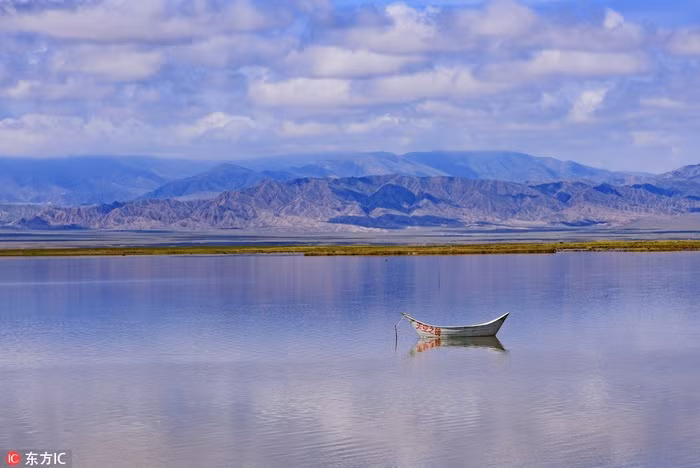 Vào những ngày nắng đẹp, mặt hồ trong suốt, phản chiếu bầu trời phía trên. Hồ Chaka được ví như một tấm gương khổng lồ của bầu trời. Nơi đây nhanh chóng trở thành một điểm đến hấp dẫn khách du lịch.