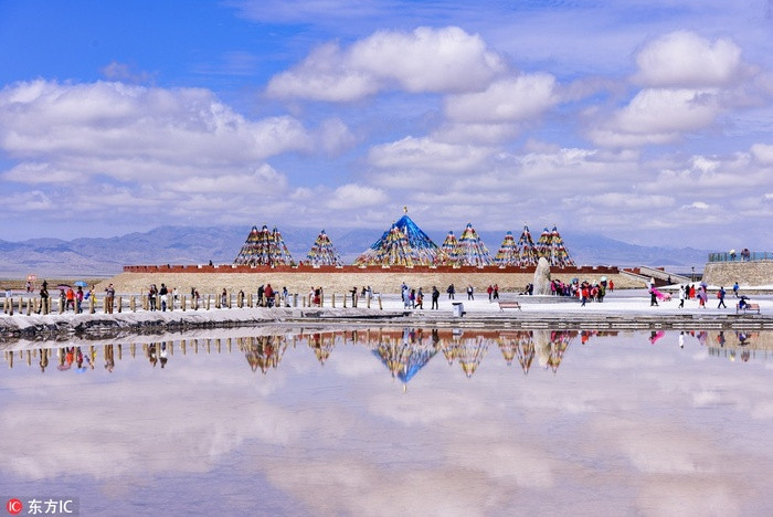 Lòng hồ muối Chaka khá nông, chỉ tới mắt cá chân vì vậy du khách có thể đi bộ xuyên qua hồ.