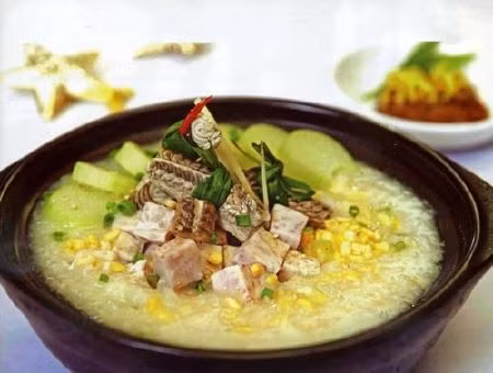 Cháo môn được ăn chung với nhiều món kèm. Đơn giản nhất là ăn với thịt kho, cá kho như ăn cháo trắng, cháo đậu vậy. Cầu kỳ hơn thì nấu cháo môn với cá. Nhưng ngon nhất là nấu cháo môn với lươn. Vừa thanh vừa mát, bùi vị rất chuẩn, đây là sự kết hợp hoàn hảo nhất. Ảnh: Tuhaoviet.vn.