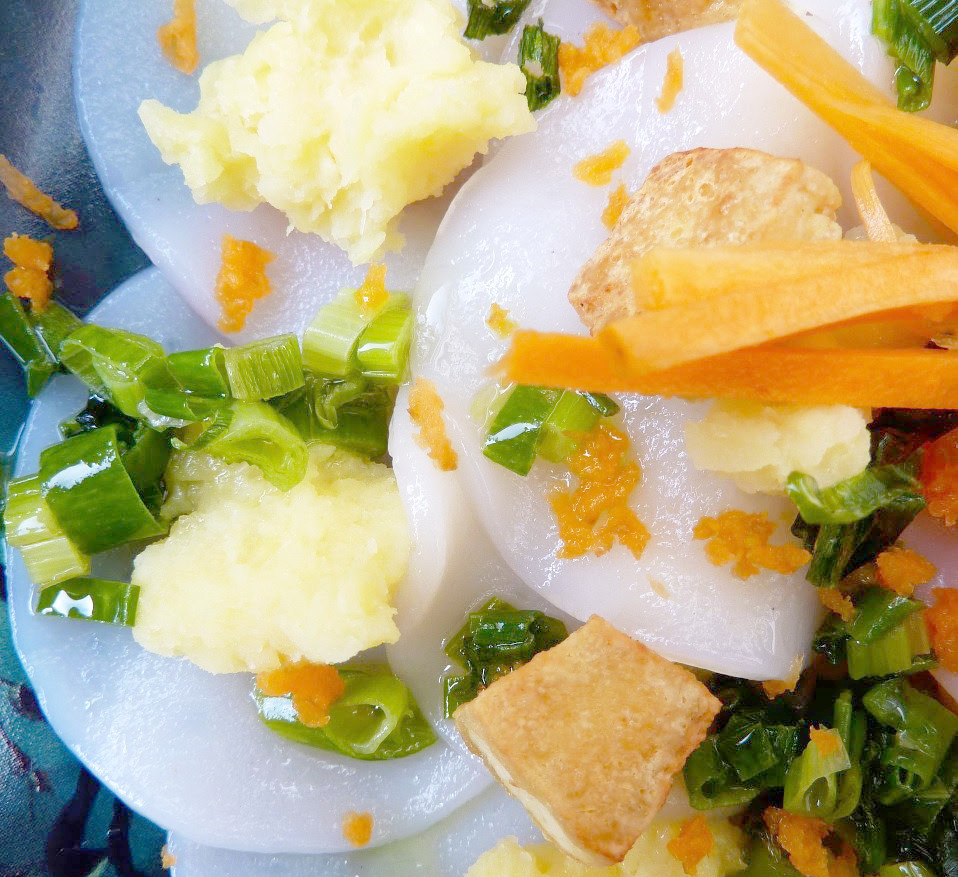 Bánh bèo bì Bình Dương có nét độc đáo riêng, rất các với các món bánh bèo ở miền Trung hay Tây Nam Bộ. Ngoài bánh bèo, yếu tố quan trọng làm nên vị ngon đặc trưng của bánh bèo bì là bì và nước mắm. Nước mắm ăn cùng bánh bèo bì có vị rất mặn đậm đà, hơi chua và ngọt. Ảnh: Phunutoday.