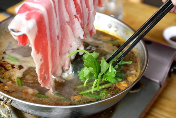 Lẩu bò mắm ruốc: Đây được xem là một trong các món ăn đặc biệt của ẩm thực Bình Dương. Lẩu bò mắm ruốc được chế biến từ nguyên liệu chính là thịt bò và mắm ruốc. Ảnh: Dulichtoday.