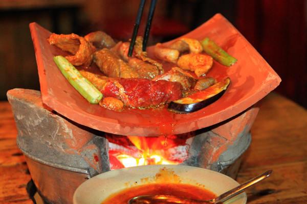 Bò nướng ngói: Đến với ẩm thực Bình Dương, bạn không nên bỏ qua món ăn đặc biệt này. Bò sau khi sơ chế, tẩm ướp gia vị sẽ được nướng trên ngói. Lớp ngói không chỉ giúp thịt bò không quá cháy, cản lửa để thịt bò đủ thời gian chín ở bên trong, mà còn dậy lên mùi thơm của thịt bò khi nướng. Ảnh: Dulichtoday.