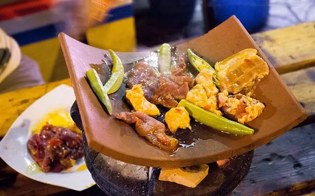 Ngoài ra, nhiều người còn cho biết, bò nướng ngói là một món ăn khá dinh dưỡng, cung cấp nhiều đạm và chất sắt. Để không cảm thất ngán, người ta thường ăn bò nướng ngói cùng với bánh tráng cuốn rau sống, dưa leo, khế, thơm, đồ chua… và chấm mắm nêm. Ảnh: Vinacel.