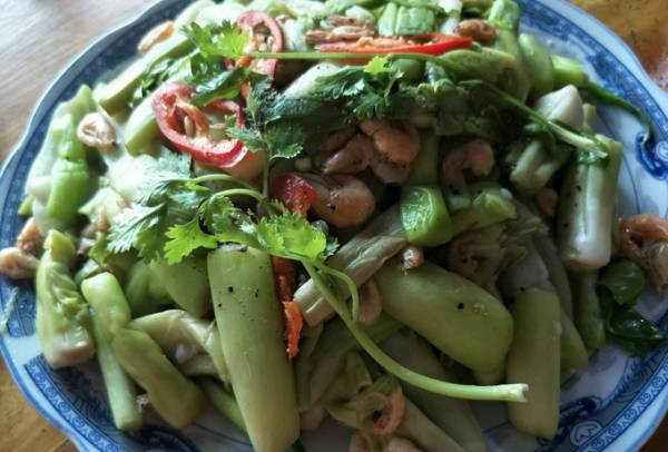 Gỏi ngó lục bình là một món ăn độc đáo của Bình Dương. Với cây lục bình, người ta thường sử dụng phần thân đem phơi khô để là nguyên liệu sản xuất các mặt hàng thủ công mỹ nghệ đẹp mắt như giỏ xách, thảm… Còn phần ngó của lục bình sẽ được chế biến thành nhiều món ăn bình dị thôn quê, trong đó đặc biệt có gỏi ngó lục bình tôm thịt. Ảnh: Internet.