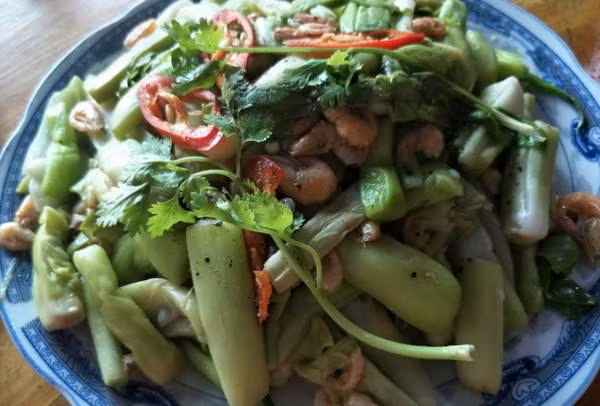 Gỏi ngó lục bình là một món ăn độc đáo của Bình Dương. Với cây lục bình, người ta thường sử dụng phần thân đem phơi khô để là nguyên liệu sản xuất các mặt hàng thủ công mỹ nghệ đẹp mắt như giỏ xách, thảm… Còn phần ngó của lục bình sẽ được chế biến thành nhiều món ăn bình dị thôn quê, trong đó đặc biệt có gỏi ngó lục bình tôm thịt. Ảnh: Internet.