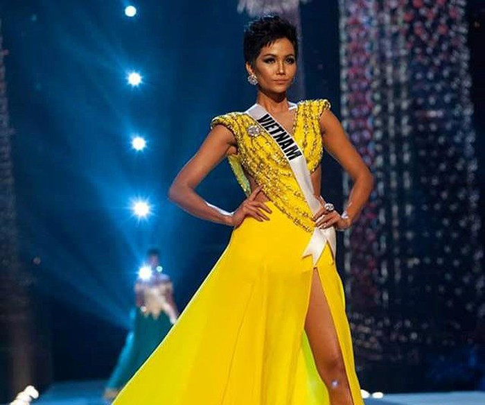 Suốt thời gian chinh chiến trên đất khách, H’Hen Niê ghi điểm tuyệt đối với những bộ cánh thời trang lộng lẫy, gợi cảm.