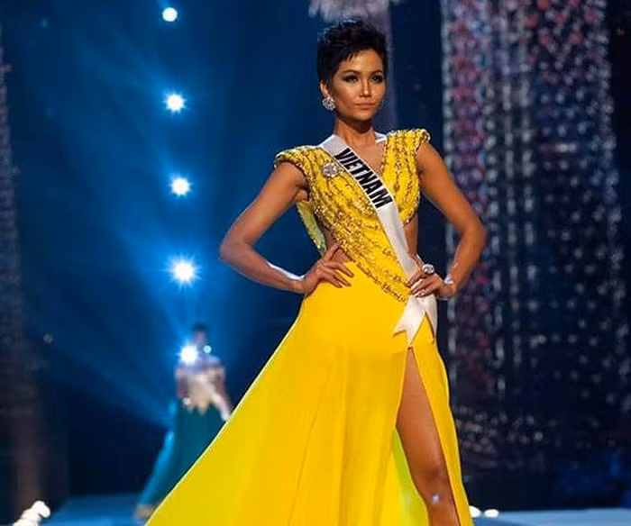 Suốt thời gian chinh chiến trên đất khách, H’Hen Niê ghi điểm tuyệt đối với những bộ cánh thời trang lộng lẫy, gợi cảm.