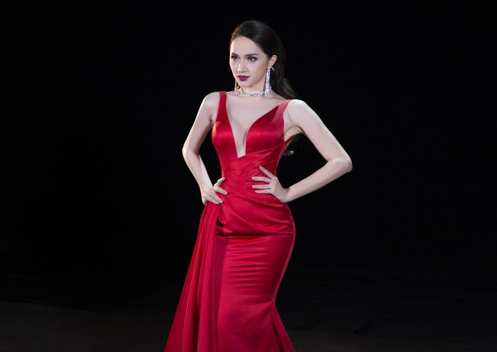 Vào đêm chung kết, cô diện một chiếc đầm dạ hội màu đỏ với những đường cắt xén táo bạo của NTK Lê Thanh Hòa, cùng phụ kiện và lối make up sang trọng. Ảnh: Tạp chí SHTT.