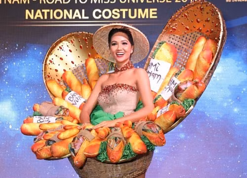 Trong lần thi đấu này, H’Hen Niê lựa chọn trang phục dân tộc là “Bánh mì” gây ấn tượng vô cùng mạnh với cộng đồng quốc tế. Ảnh: Vnreview.