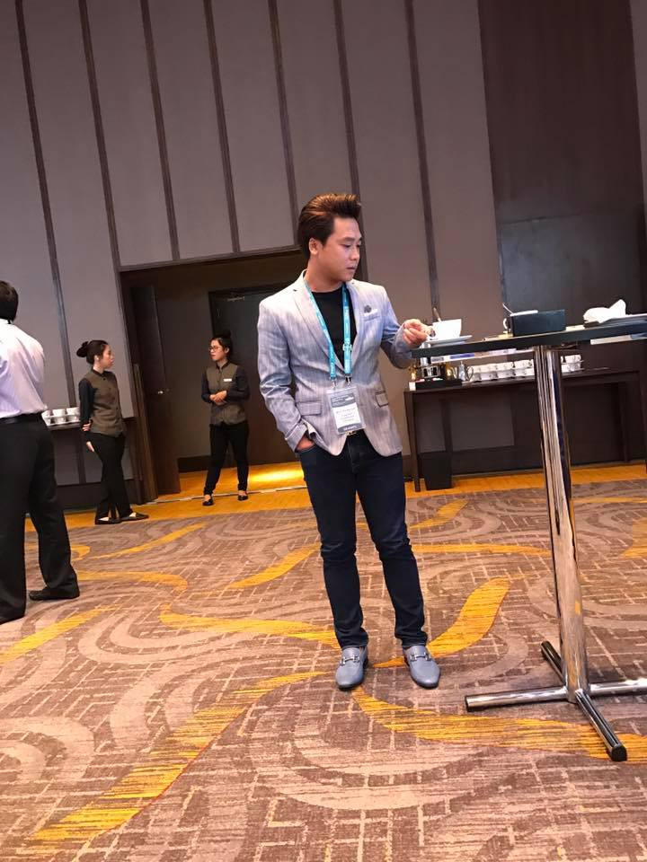 Minh Hải diện áo vest lịch lãm đeo giày Hermes.