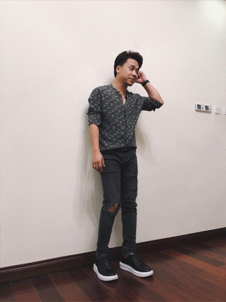 Quần jean rách phối cùng áo sơ mi cũng hết sức bảnh bao.