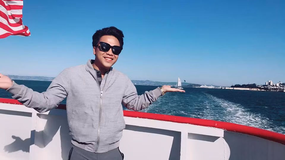 Đi du lịch, anh mặc khá đơn giản nhưng luôn có điểm nhấn là kính mắt và đồng hồ hàng hiệu.