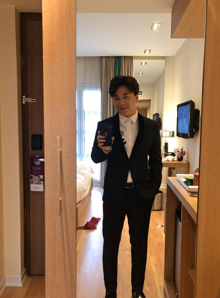 Chàng thiếu gia trẻ có gu ăn mặc sành điệu và trẻ trung.