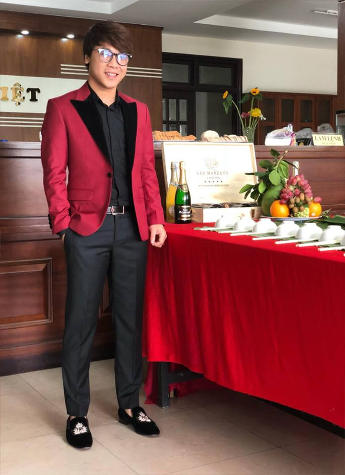 Anh diện "cây" đen phối với áo vest đỏ rất sang chảnh và điển trai.