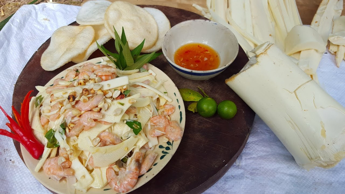 Củ hũ dừa Bến Tre: Khi lột bỏ vỏ củ dừa bên ngoài, người ta thu được củ hũ dừa, đây là phần ngon nhất trong quả dừa để đem chế biến thành nhiều món ăn hấp dẫn như củ hũ dừa xào lòng gà, xào tôm, củ hũ dừa bóp xổi, củ hũ dừa nấu tôm thịt, gỏi củ hũ dừa, canh củ hũ dừa nấu thịt viên...