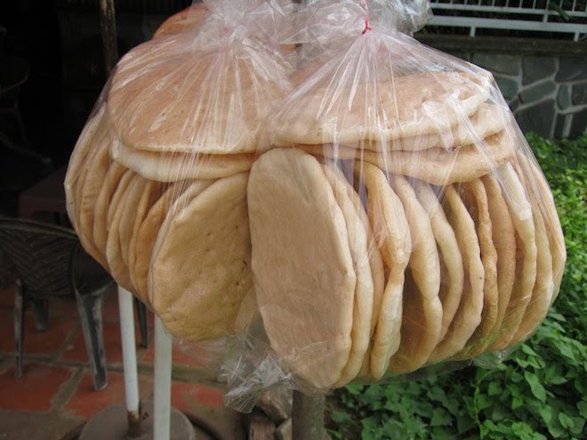 Bánh phồng Sơn Đốc: Bánh phồng là đặc sản nơi đây, được truyền từ thế hệ này sang thế hệ khác. Bánh có nguyên liệu chính là nếp, được chế biến thành xôi, đem giã nhuyễn cùng với những phụ liệu khác, sau đó cán mỏng đem phơi.