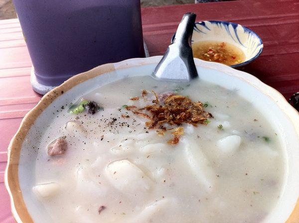 Bánh canh bột gạo là một món đặc sản được nhiều người yêu thích ở miền Tây nói chung và Bến Tre nói riêng. Điểm nhấn của món ăn này là những sợi bánh canh được làm từ bột gạo hay còn gọi là bột xắt. Sợi bánh canh có vừa mềm, lại có vị dai và giòn.