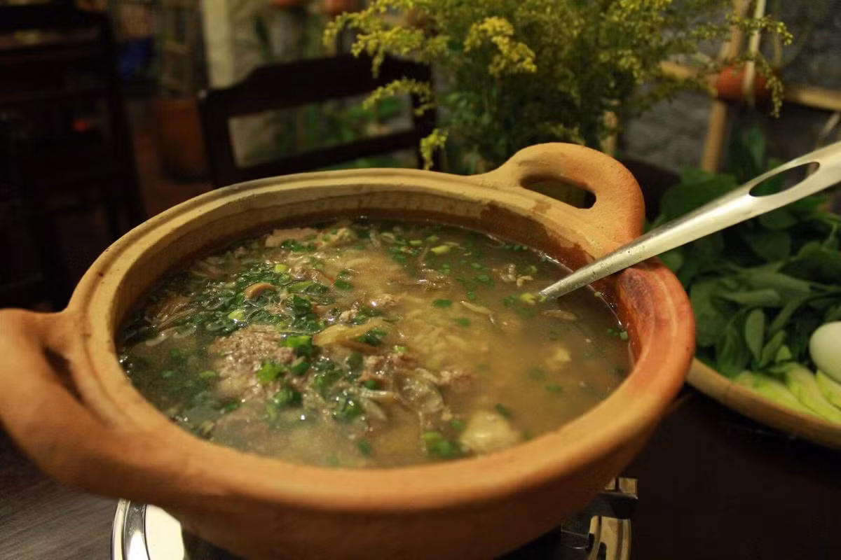 Đến với Bến Tre cũng như vùng sông nước miền Tây nói chung, có một món ăn bạn nhất định phải thử qua đó là cháo cua đồng. Để có được món cháo cua đồng đúng hiệu miền Tây, người ta thường nấu cháo trong nồi đất. Nồi đất sẽ giúp giữ trọn nguyên hương vị của món cháo. Cháo cua đồng có vị ngọt thanh rất ngon.