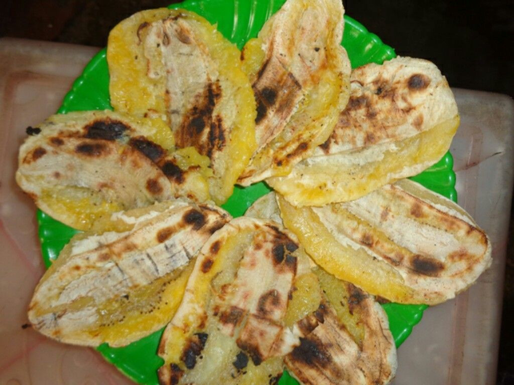 Chuối đập cốt dừa: Dừa và chuối là hai hương vị quen thuộc đối với ẩm thực miền Tây và người bến Tre đã khéo léo kết hợp 2 hương vị này lại với nhau, tạo nên món ăn ngon khó cưỡng đó chính là "chuối đập cốt dừa".