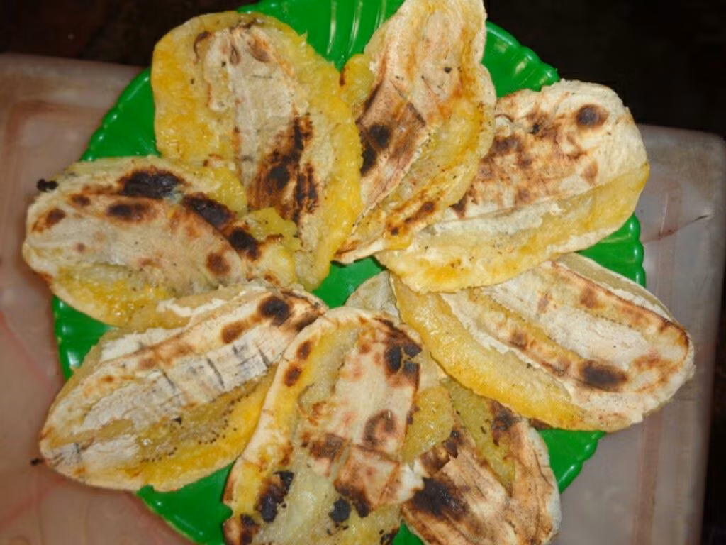 Chuối đập cốt dừa: Dừa và chuối là hai hương vị quen thuộc đối với ẩm thực miền Tây và người bến Tre đã khéo léo kết hợp 2 hương vị này lại với nhau, tạo nên món ăn ngon khó cưỡng đó chính là "chuối đập cốt dừa".