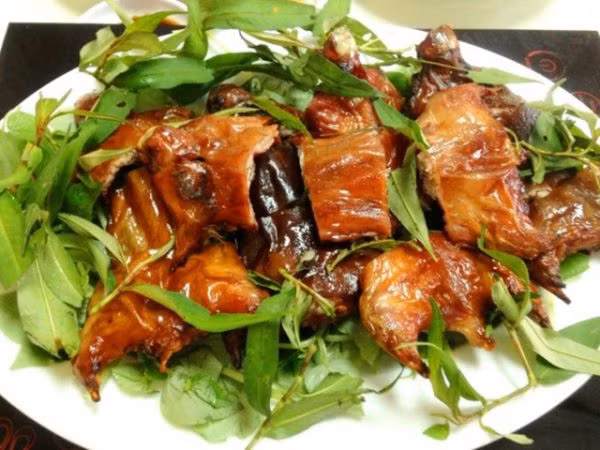 Chuột dừa nướng: Cùng với đuông dừa, chuột dừa nướng cũng là một món đặc sản khét tiếng của xứ dừa Bến Tre. Sở dĩ gọi là chuột dừa vì đây là giống chuột sinh sống trên cây dừa, chuyên ăn và hút chất ngọt của trái dừa. Và cũng chính đặc điểm mà thịt chuột dừa thường rất béo.