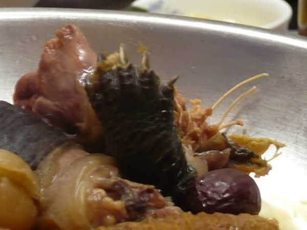 Súp rùa không dành cho những người yêu thích loài vật. Khi ăn, bạn có thể tình cờ nhai nguyên phần chân, đầu hoặc chứng kiến chú rùa đáng thương nằm sõng xoài trong bát.