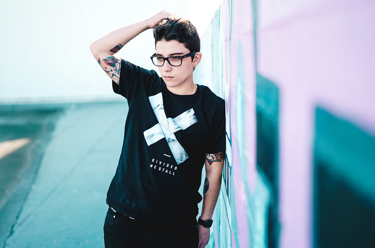 Ryan Cassata, chàng trai ca sĩ người Mỹ 18 tuổi. Nam ca sĩ điển trai này đã chuyển giới năm 13 tuổi và công khai là người chuyển giới trên sóng truyền hình trực tiếp năm 15 tuổi.