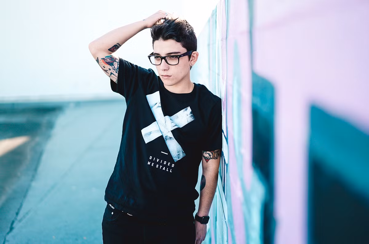 Ryan Cassata, chàng trai ca sĩ người Mỹ 18 tuổi. Nam ca sĩ điển trai này đã chuyển giới năm 13 tuổi và công khai là người chuyển giới trên sóng truyền hình trực tiếp năm 15 tuổi.