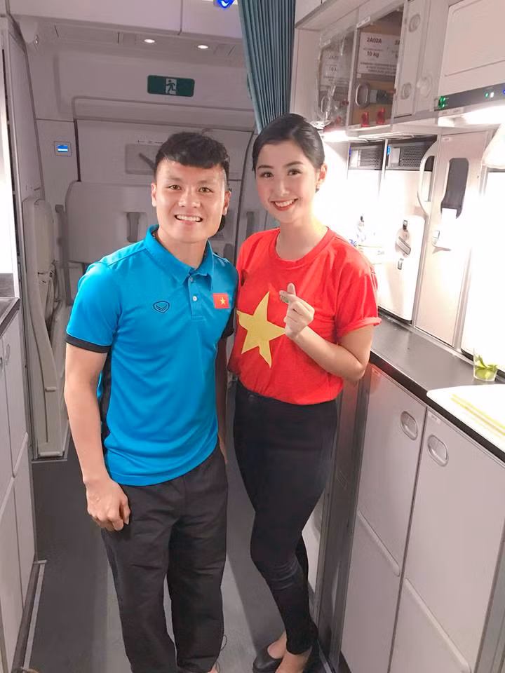Nữ tiếp viên hàng không trong loạt ảnh chụp chung với các cầu thủ đội tuyển Việt Nam là Phạm Ngọc Linh, sinh năm 1995. Cô gái này từng tốt nghiệp trường Đại học Ngoại thương và hiện đang công tác tại hãng hàng không quốc gia Việt Nam. Ngọc Linh cũng từng xuất sắc lọt top 10 của cuộc thi Hoa Hậu Việt Nam 2018.