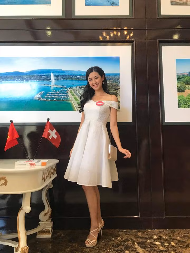 Kiểu váy trễ vai của cô nàng 23 tuổi này trông rất quyến rũ mà không bị hở hang.