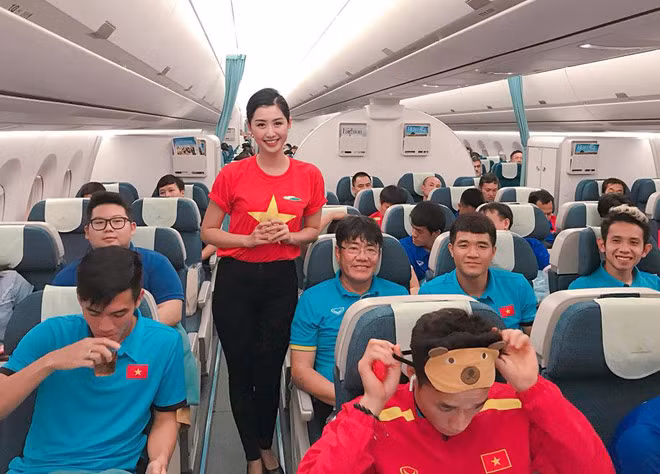 Tháng 9 vừa qua, cô vinh dự được chọn làm gương mặt đại diện hình ảnh cho hãng, xuất hiện trên nhiều ấn phẩm truyền thông. Không chỉ xinh đẹp, cô nàng sinh năm 1995 còn sở hữu gu thời trang sành điệu và hiện đại.