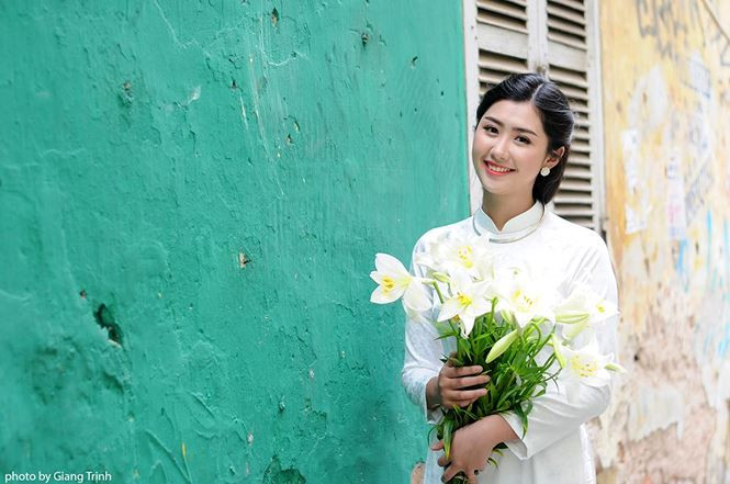 Cô cũng rất dịu dàng trong tà áo dài trắng.