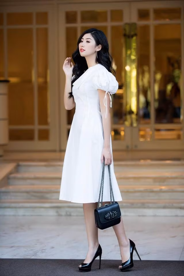 Trang phục màu trắng làm tăng lên nét đẹp trong sáng của nữ tiếp viên.