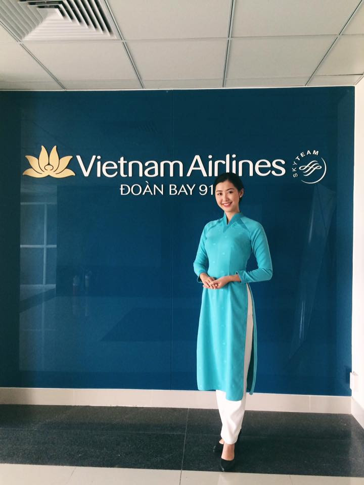 Ngọc Linh diện áo dài đồng phục tiếp viên vô cùng duyên dáng. Ảnh: FBNV.