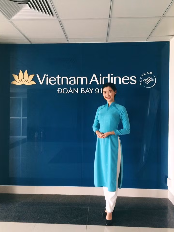 Ngọc Linh diện áo dài đồng phục tiếp viên vô cùng duyên dáng. Ảnh: FBNV.