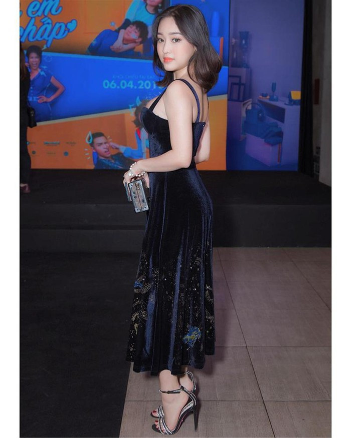 Thúy Vi càng trở nên già dặn hơn khi diện đầm nhung. Ảnh: Internet, FBNV.