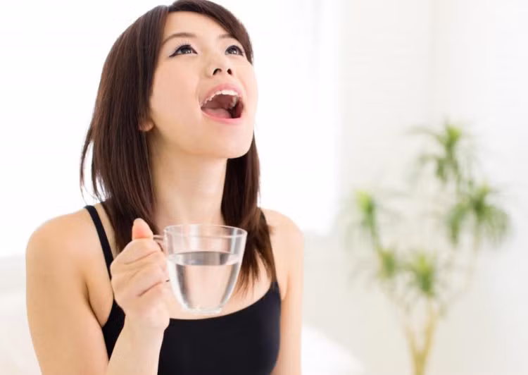 Nước muối: Bạn có thể rửa sạch nướu răng bằng nước ấm hòa với muối hòa tan. Cách giảm đau khi mọc răng khôn này đã được chứng minh là có tác dụng giúp nướu răng của bạn khỏe mạnh hơn vì tiêu diệt được các vi khuẩn có hại.