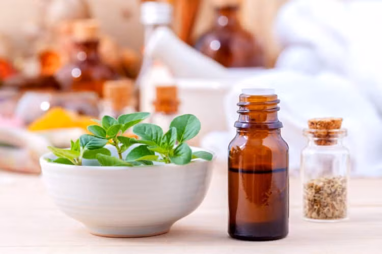 Dầu kinh giới được xem là một vị thuốc có thể làm giảm đau, sưng và viêm. Pha loãng một giọt dầu oregano vào 1 muỗng cà phê dầu nền thiên nhiên. Sau đó, bạn dùng bông gòn hay ngón tay để thoa vào răng hoặc nướu răng.