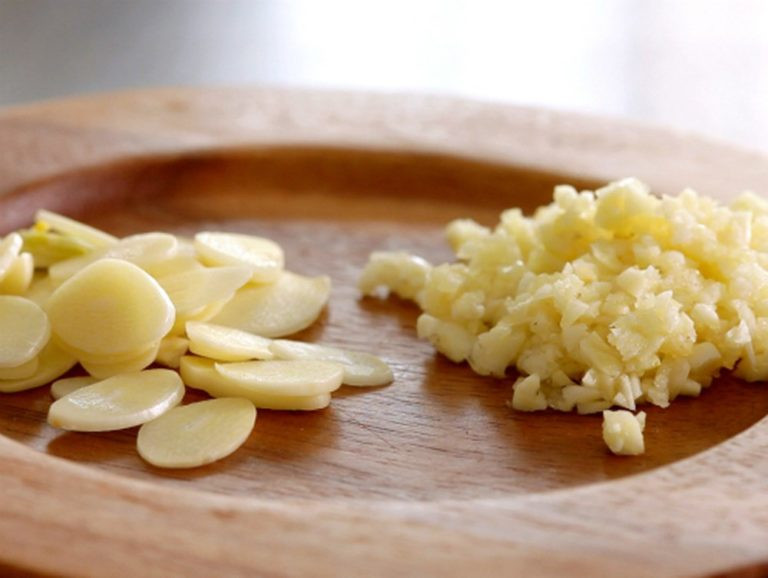 Tỏi nghiền: Bạn có thể nghiền nát tỏi thành một hỗi hợp, xắt nhỏ thêm một ít gừng tươi sau đó ép thành một miếng dán và đặt vào nướu răng của bạn. Đây là một trong những cách làm giảm đau răng hiệu quả và an toàn.