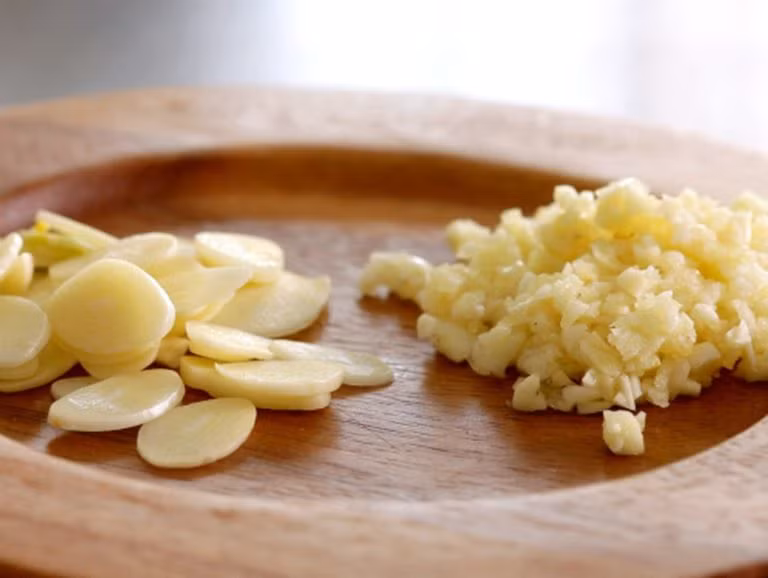 Tỏi nghiền: Bạn có thể nghiền nát tỏi thành một hỗi hợp, xắt nhỏ thêm một ít gừng tươi sau đó ép thành một miếng dán và đặt vào nướu răng của bạn. Đây là một trong những cách làm giảm đau răng hiệu quả và an toàn.