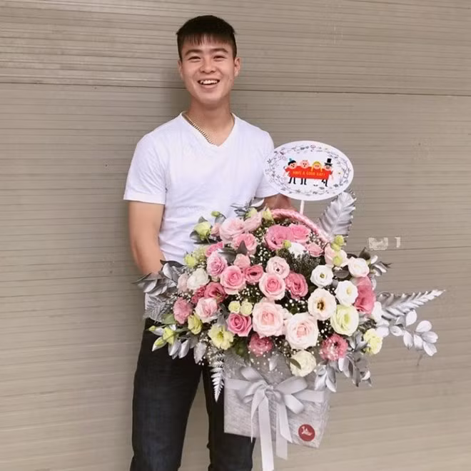 Hotboy sân cỏ này cũng khá yêu thích áo phông trắng.