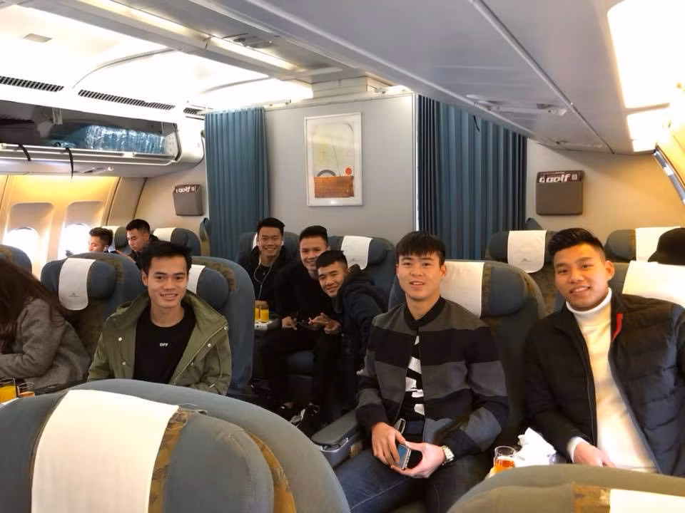 Duy Mạnh ăn mặc khá đơn giản nhưng luôn nổi bật trong số các cầu thủ.