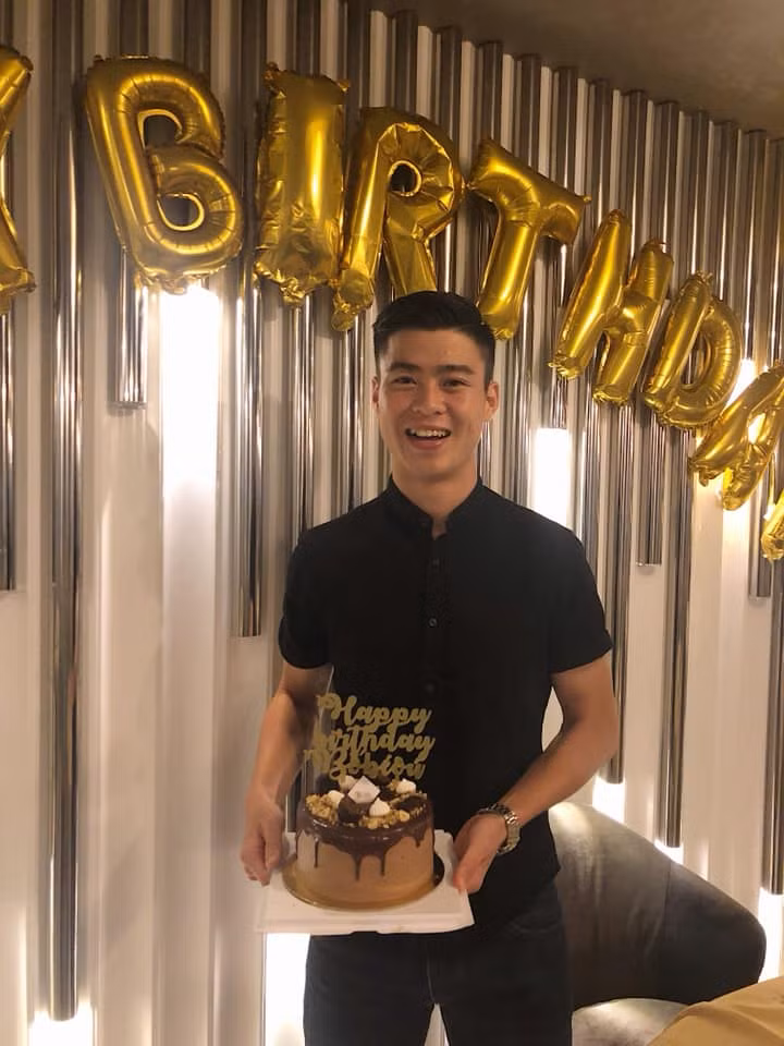 Sơ mi hay áo phông đen là món đồ yêu thích của Duy Mạnh.