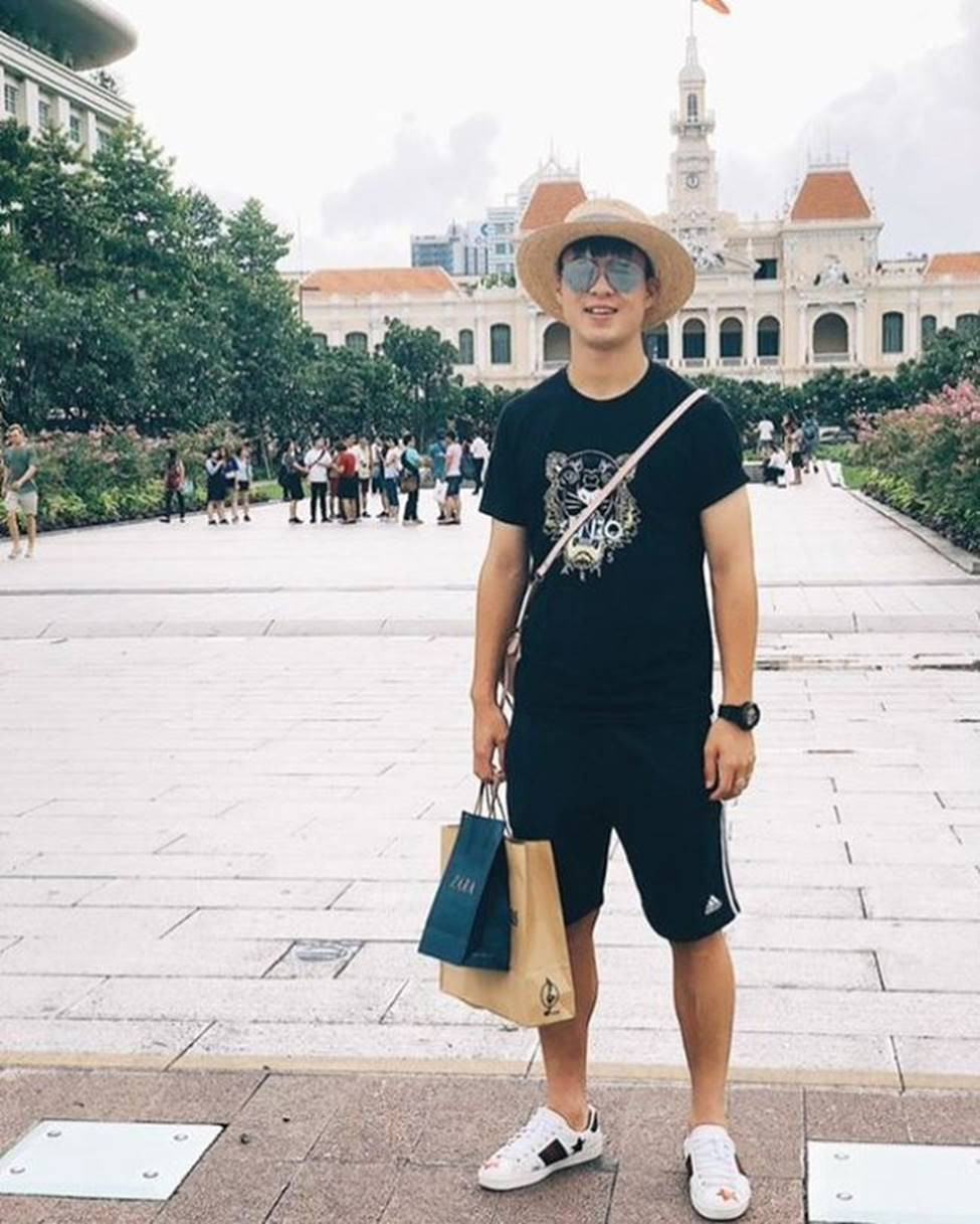 Áo phông quần ngố, giày thể thao, với phụ kiện là mũ và kính râm khiến Duy Mạnh thật sự phong cách. Ảnh: FBNV.