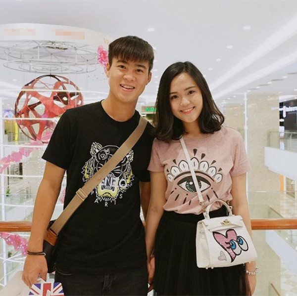 Áo polo và quần jeans là set đồ hoàn hảo giúp Đỗ Duy Mạnh tôn chiều cao và vóc dáng.