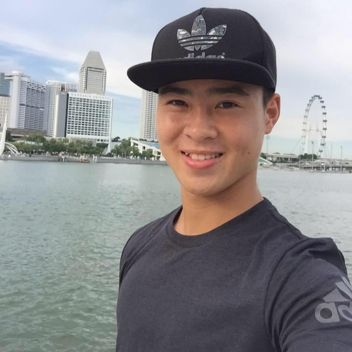 Khi đi chơi, anh thường mặc áo phông với giày thể thao khỏe khoắn.