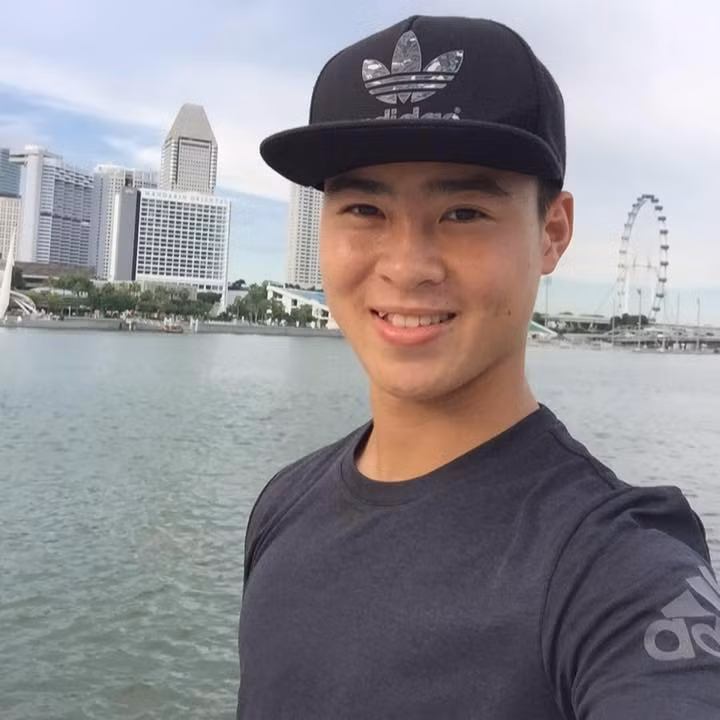 Khi đi chơi, anh thường mặc áo phông với giày thể thao khỏe khoắn.