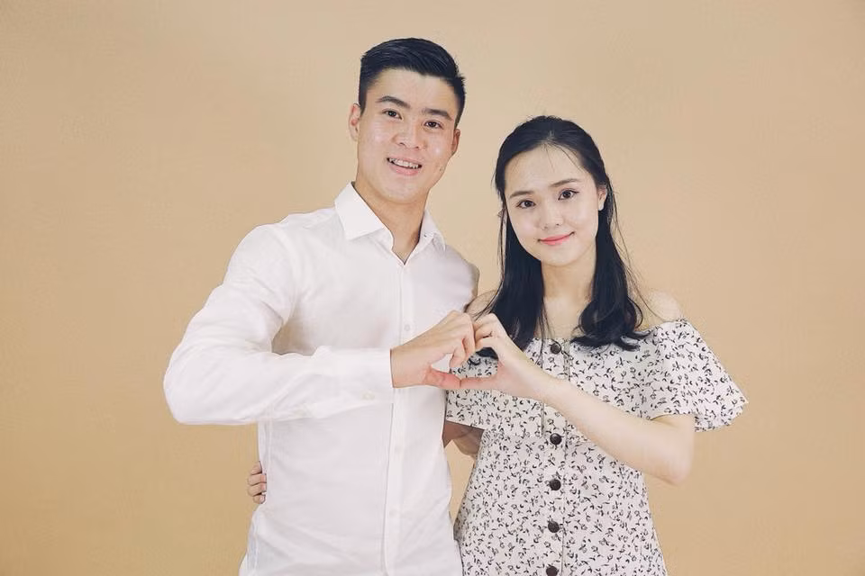 "Soái ca" sơ mi trắng chụp ảnh cùng bạn gái.