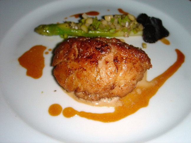 Óc bê, hay tête de veau là một món ăn mà thậm chí nhiều người bản xứ còn khó có thể nuốt. Món ăn được chuẩn bị vô cùng cầu kỳ, Óc bê được đun trong 3 tiếng, nêm thêm gia vị và được bao bọc bởi một lớp mỡ. Món ăn thường được phục vụ với 1 trong 2 loại sốt: gribiche (sốt mayonnaise và quả caper) hoặc ravigote (sốt rau củ và dầu giấm).