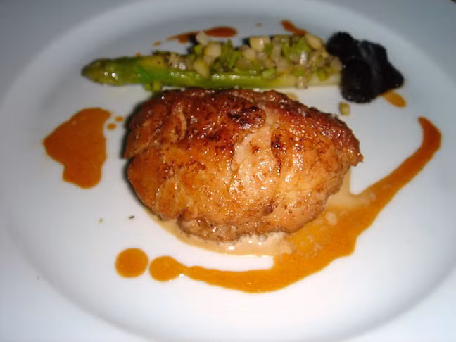 Óc bê, hay tête de veau là một món ăn mà thậm chí nhiều người bản xứ còn khó có thể nuốt. Món ăn được chuẩn bị vô cùng cầu kỳ, Óc bê được đun trong 3 tiếng, nêm thêm gia vị và được bao bọc bởi một lớp mỡ. Món ăn thường được phục vụ với 1 trong 2 loại sốt: gribiche (sốt mayonnaise và quả caper) hoặc ravigote (sốt rau củ và dầu giấm).